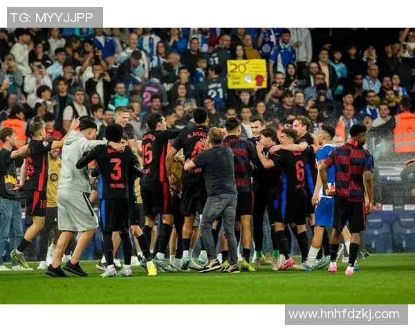 足球巨星盛大出席点燃赛事激情引领球迷狂欢盛典